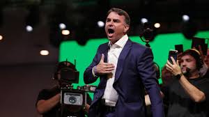 En nombre de su padre, Flávio Bolsonaro oficializa su candidatura presidencial en Brasil