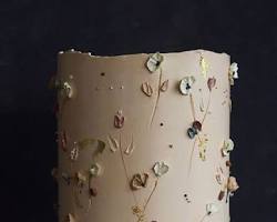 modern, minimalist cake with elegant decorationsの画像