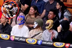 Integrantes de BTS aparecen enmascarados en la Arena México para ver a Místico y disfrutar de la lucha libre