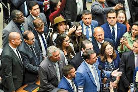 Direita se divide em seis estados e ameaça maioria bolsonarista no Senado