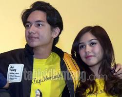 Image of Adipati Dolken dan Vanesha Prescilla dalam film Dilan 1990