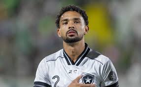Torcida do Palmeiras pede contratação de Vitinho, lateral-direito do Botafogo