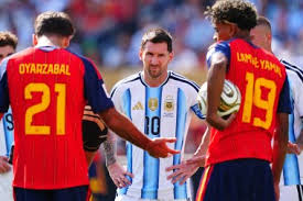 Lionel Messi criticised for desperate attempt to exploit new World Cup rule immediately after Enzo Fernandez red