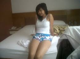 Hasil gambar untuk cewek hot kamar tante porno