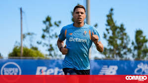 Joelho de Bednarek provoca apreensão no FC Porto