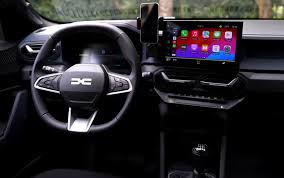 Francezii au prezentat noul model Dacia și au anunțat: „Semnătură unică! E o premieră”