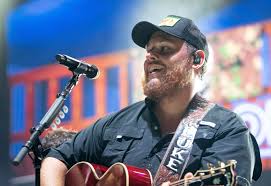 Country Music Icon Wows Fans With Clip of ‘Absolute Gold’ Upcoming Song