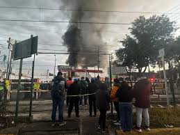 Bomberos atienden aparatoso incendio en fábrica de plástico en Xochimilco