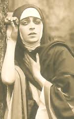 Transfuga dalla natia Polonia, Diana Karenne approda a Torino nel 1915 e si lega al produttore Ernesto Maria Pasquali, che la dirige in Passione tsigana ... - 9700