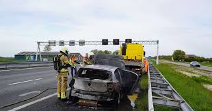 Auto uitgebrand op A28 tussen Zwolle en Lichtmis