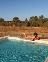 Giovanna Antonelli aproveita dia ensolarado para colocar leitura em dia na beira da piscina