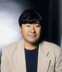 Az íróról: Koji Suzuki (56) a Keio Egyetem francia szakán diplomázott. Első regénye, a Rakuen (Paradicsom) elnyerte a Japán Fantasy nagydíjat. - AVT_Koji-Suzuki_2205