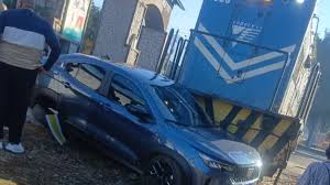 Carro invade trilhos e acaba atingido por trem no Rio