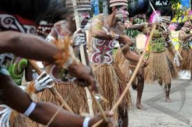 Hasil gambar untuk kesenian indonesia tari papua