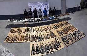 Detienen a tres sujetos en NL con arsenal de 210 armas provenientes de EU