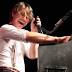Concert review and photos: Hanson bops through cover song...
