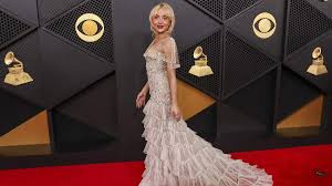 De la elegancia a los looks extravagantes: así desfilaron los músicos por la alfombra de los Premios Grammy 2026