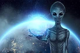 灰色外星人，类人生物，手中拿着地球的全息图。不明飞行物概念，外星人，与外星文明接触。 | Premium 照片