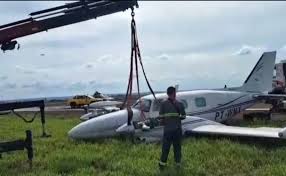 Avião perde o trem de pouso na aterrissagem e sai da pista com seis pessoas a bordo; vídeo