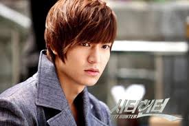 Kiểu tóc của Jeon Jin Ho trong Personal Taste với phần mái vuốt cao được xem ... - 110727cinethleeminho03