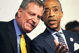 Progressive NYC Mayor-Elect Bill DeBlasio Kisses Al Sharpton&#39;s Ring - deblasio_sharpton-550x366