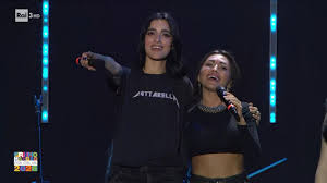 Concertone, Serena Brancale omaggia Guevara e canta con Levante e Delia "Al mio paese"