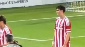 Compañeros “abandonan” a ‘La Hormiga’ tras fatídico debut con el Olympiacos