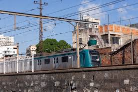 Trem pega fogo em Quintino, na Zona Norte do Rio; operação da SuperVia é afetada