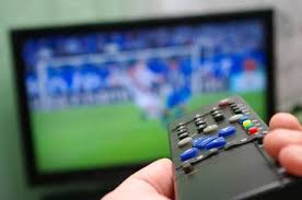 Resultado de imagem para Muito tempo na frente da TV pode aumentar o risco de morte por câncer e outras doenças, sugere estudo