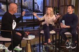 Howie Mandel scolds Kelly Ripa, Mark Consuelos during awkward on-air moment: 'I don't like that'