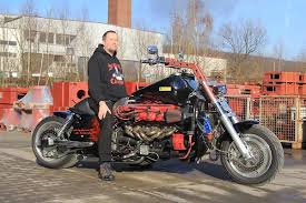 Der Motorradfahrer Frank Ohle auf seiner selbst gebauten ...
