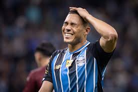 Carlos Vinícius pode sair do Grêmio? Veja o que se sabe sobre situação do atacante