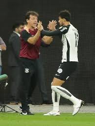 Libertadores: Corinthians de Diniz joga bem, bate Peñarol e encaminha vaga