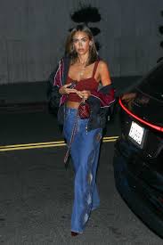 Jeans wide leg de los 90 y pumps burdeos: Jessica Alba tiene la fórmula para vestir elegante en verano 2026