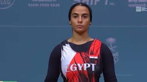 مشهد يحبس الأنفاس.. لحظة إغماء لاعبة مصرية أثناء رفع الأثقال