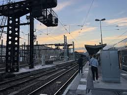 Photo Personne sur les voies  Gare de Lyon : trains retards et trafic ...