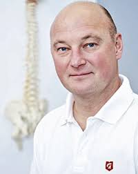 Praxis Dr. Juergen Roemer Dr. Jürgen Römer wurde 1963 in Bonn geboren und absolvierte dort 1982 sein Abitur am Carl von Ossietzky-Gymnasium. - dr_roemer1