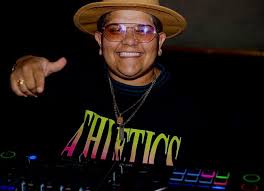 DJ JOY: el artista venezolano que convirtió la alegría en identidad, la pista en energía y la música en misión