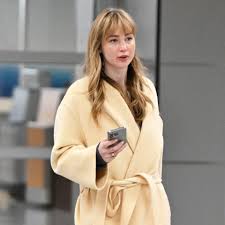 Here's What Jennifer Lawrence Is Wearing to the Airport in 2026: This Pant Trend With These New It Flats