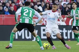 Pasión y recelo mutuo en el primer derbi sevillano oficial en La Cartuja