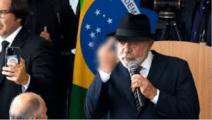 Lula faz gesto obsceno ao rebater a frase "pobre não gosta de coisa boa"