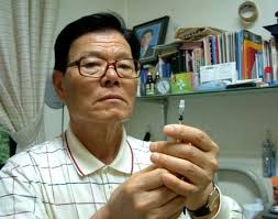 Mr. Yu Yeong-Su injects himself with insulin once a day. - yanagi_eishu