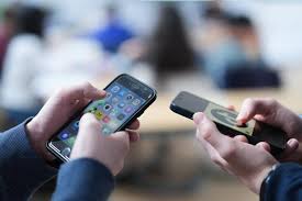 California lawmakers lead bipartisan push to ban smartphones in school