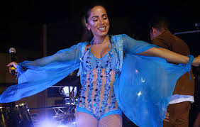 Resultado de imagem para looks da anitta no carnaval 2017