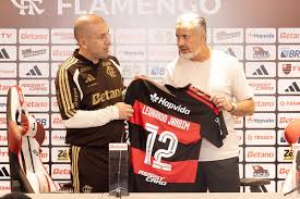 Flamengo congela ações no mercado e 'joga o ano' na Libertadores com Jardim e Boto em rota de colisão com elenco; bastidores