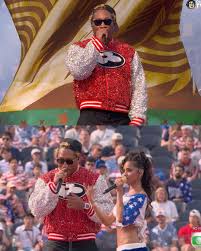 A festa começou com tudo! 🔥⚽ Tyla e Future foram os primeiros artistas a subir ao palco da cerimônia de abertura da Copa do Mundo de 2026 nos Estados Unidos. A dupla apresentou “Game Time” e deu o pontapé inicial no espetáculo que antecede a estrei