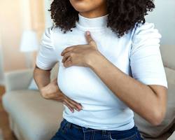 Imagen de hand massaging a breast, indicating a clogged duct