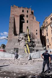 Roma en Alerta: Derrumbe de la Torre dei Conti Deja Heridos - Imagen principal del artículo