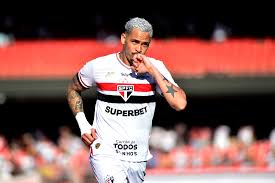 Luciano marca contra o Bahia, assume a artilharia do ano e chega a 100 gols pelo São Paulo