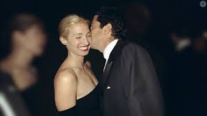 Cheiro de 'it girl' dos anos 90! Descubra qual é o perfume baratinho favorito de Carolyn Bessette inspiração da série 'Love Story' no Disney+